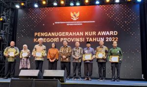 Gubernur Lampung Terima Penghargaan KUR Award 2022