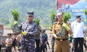 Mewakili Gubernur, Fahrizal Darminto Sekdaprov Lampung Ikuti Kegiatan Bakti Sosial TNI Angkatan Laut di Desa Hanura