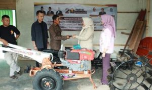 Elly Wahyuni Wakil Ketua DPRD Provinsi Lampung Serahkan Bantuan Alsintan pada  Gapoktan di Kabupaten Pesawaran 