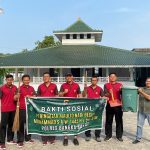 Dalam Rangka Peringatan Maulid Nabi Besar Muhammad SAW Tahun 1445 H/2023 M Polres Bangka Barat Membersihkan Tempat Ibadah