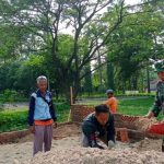 Babinsa Koramil 2303/Pulomerak, Karbak Membantu Pembangunan Ruang Terbuka