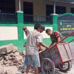 Babinsa Koramil 2303/Pulomerak, Karbak Membantu Renovasi Madrasah