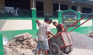 Babinsa Koramil 2303/Pulomerak, Karbak Membantu Renovasi Madrasah