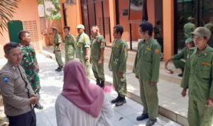Babinsa Koramil 2301/Cilegon, Bintahwil Menjaga Kebersihan Lingkungan