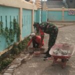 Babinsa Koramil 2303/Pulomerak, Karbak Membantu Pemasangan Conblok Jalan
