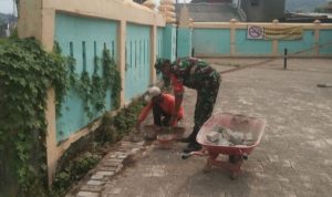 Babinsa Koramil 2303/Pulomerak, Karbak Membantu Pemasangan Conblok Jalan