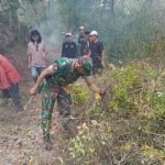 Babinsa Koramil 2306/Mancak, Karbak Membersihkan Jalan