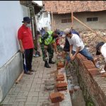 Babinsa Koramil 2301/Cilegon, Karbak Giat Pembuatan Pagar Kuburan