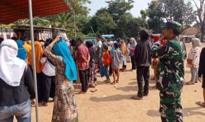 Babinsa Koramil 2305/Cinangka, Bintahwil Pendampingan Penyaluran BLT