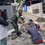 Babinsa Koramil 2301/Cilegon, Karbak Pemasangan Konblok Jalan