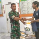 Babinsa Koramil 2303/Pulomerak, Puan Ter Pembagian Beras Kepada Masyarakat