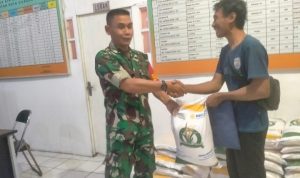 Babinsa Koramil 2303/Pulomerak, Puan Ter Pembagian Beras Kepada Masyarakat