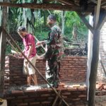 Babinsa Koramil 2305/Cinangka, Karbak Pembuatan Rumah Warga