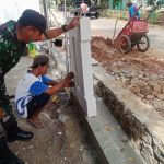 Babinsa Koramil 2304/Anyer, Karbak Membantu Pembuatan Rumah