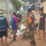 Babinsa Koramil 2303/Pulomerak, Karbak Membantu Pembongkaran Jalan