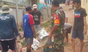 Babinsa Koramil 2303/Pulomerak, Karbak Membantu Pembongkaran Jalan
