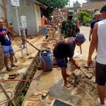 Babinsa Koramil 2301/Cilegon, Karbak Giat Pembuatan Pondasi Pembatas Jalan