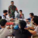 Babinsa Koramil 2301/Cilegon, Komsos Membahas Tentang Tata Cara Masuk TNI