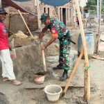 Babinsa Koramil 2304/Anyer, Karbak Membantu Pembuatan Rumah