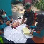 Babinsa Koramil 2303/Pulomerak, Karbak Membantu Menurunkan Material