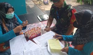 Babinsa Koramil 2303/Pulomerak, Karbak Membantu Menurunkan Material