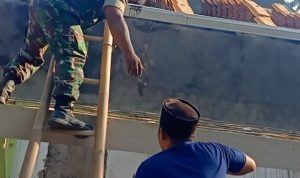 Babinsa Koramil 2306/Mancak, Karbak Merenovasi Rumah