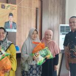 Dinsos Kota Cilegon Menyalurkan Bantuan Sosial Berupa Sembako Kepada Warga Lingkungan Cipala