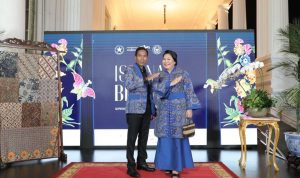Kala Batik Cual Babel Melenggang di Catwalk Istana Berbatik