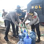 Sambut HUT Humas Polri Ke 72, Humas Polda Babel Gelar Aksi Bakti Sosial Pemberian Air Bersih Kepada Masyarakat