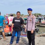 Patroli Dialogis Sat Polair Polres Bangka Barat kepada Warga di Pelabuhan 