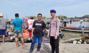 Patroli Dialogis Sat Polair Polres Bangka Barat kepada Warga di Pelabuhan 