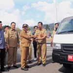 Mulkan Serahkan 8 Mobil Kebersihan untuk Kelurahan di Sungailiat