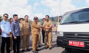 Mulkan Serahkan 8 Mobil Kebersihan untuk Kelurahan di Sungailiat