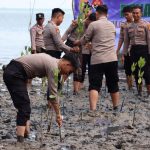 Jaga Kelestarian Lingkungan, Polres Bangka Selatan Tanam Pohon Mangrove di Desa Tukak
