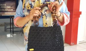 Laris Manis! WBP Lapas Takalar Terus Hasilkan Produk Kerajinan Rajut Tali Kur