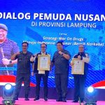 Moment Dialog Muda Nusantara, BNN RI Berikan Penghargaan kepada Ketua DPD GRANAT Provinsi Provinsi Lampung