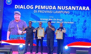 Moment Dialog Muda Nusantara, BNN RI Berikan Penghargaan kepada Ketua DPD GRANAT Provinsi Provinsi Lampung