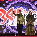 Amran Mahmud dan Sitti Maryam Tampilkan Sutera Wajo di Fashion Show Hari Jadi ke-354 Sulsel