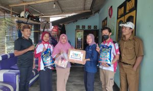 Kunjungi Puluhan Rumah Korban Dampak Angin Puting Beliung Honda Babel Bagikan Paket Sembako