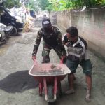 Babinsa Koramil 2301/Cilegon, Karbak Giat Pemasangan Konblok Jalan Warga