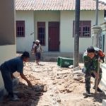 Babinsa Koramil 2303/Pulomerak, Karbak Membantu Pengangkatan Paving Blok
