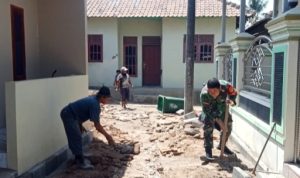 Babinsa Koramil 2303/Pulomerak, Karbak Membantu Pengangkatan Paving Blok