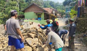Babinsa Koramil 2302/Bojonegara, Karbak Pemecahan Batu Pondasi