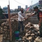 Babinsa Koramil 2303/Pulomerak, Karbak Membantu Pembangunan Jembatan