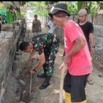 Babinsa Koramil 2304/Anyer, Karbak Membersihkan Jalan