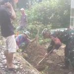 Babinsa Koramil 2303/Pulomerak, Karbak Membantu Pembersihan Jalan