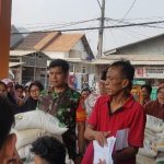 Babinsa Koramil 2303/Pulomerak, Puan Ter Pendampingan Pembagian Beras