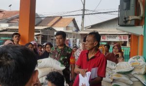 Babinsa Koramil 2303/Pulomerak, Puan Ter Pendampingan Pembagian Beras