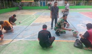 Babinsa Koramil 2301/Cilegon, Karbak Giat Pengecatan Lapangan Volly