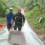 Babinsa Koramil 2305/Cinangka, Karbak Pengecoran Jalan Swadaya